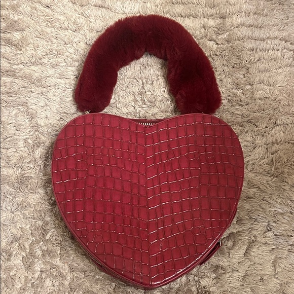 Valfre Faux Leather Croc Heart Purse - Picture 1 of 4